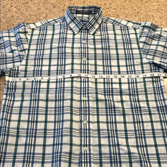2 Men’s Medium Short Sleeve Button Down Shirts - Picture 2 of 10